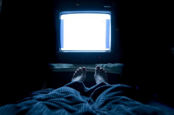 Bật TV khi ngủ có gây hại cho sức khỏe không?