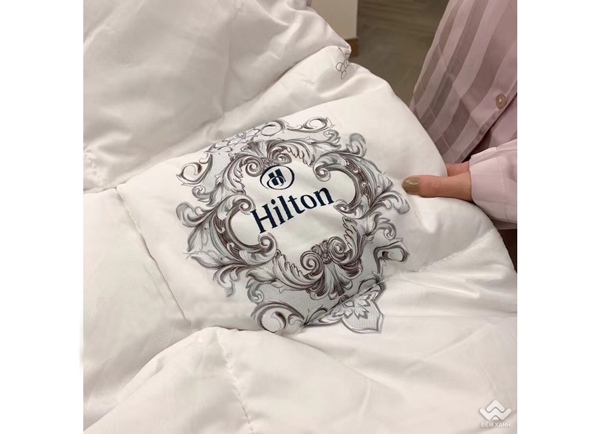 Ruột chăn lông vũ Hilton hoa văn
